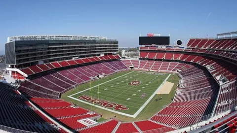 “梅州客家客场战平中超豪门上海海港，球队士气高涨”